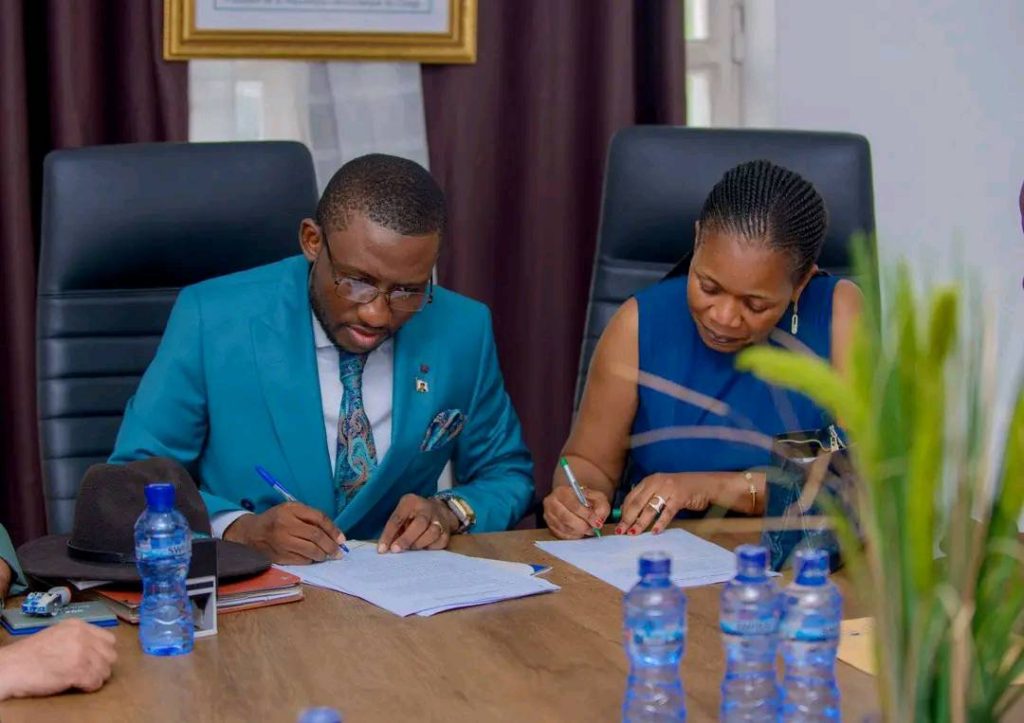 Signature du contrat de construction work 6